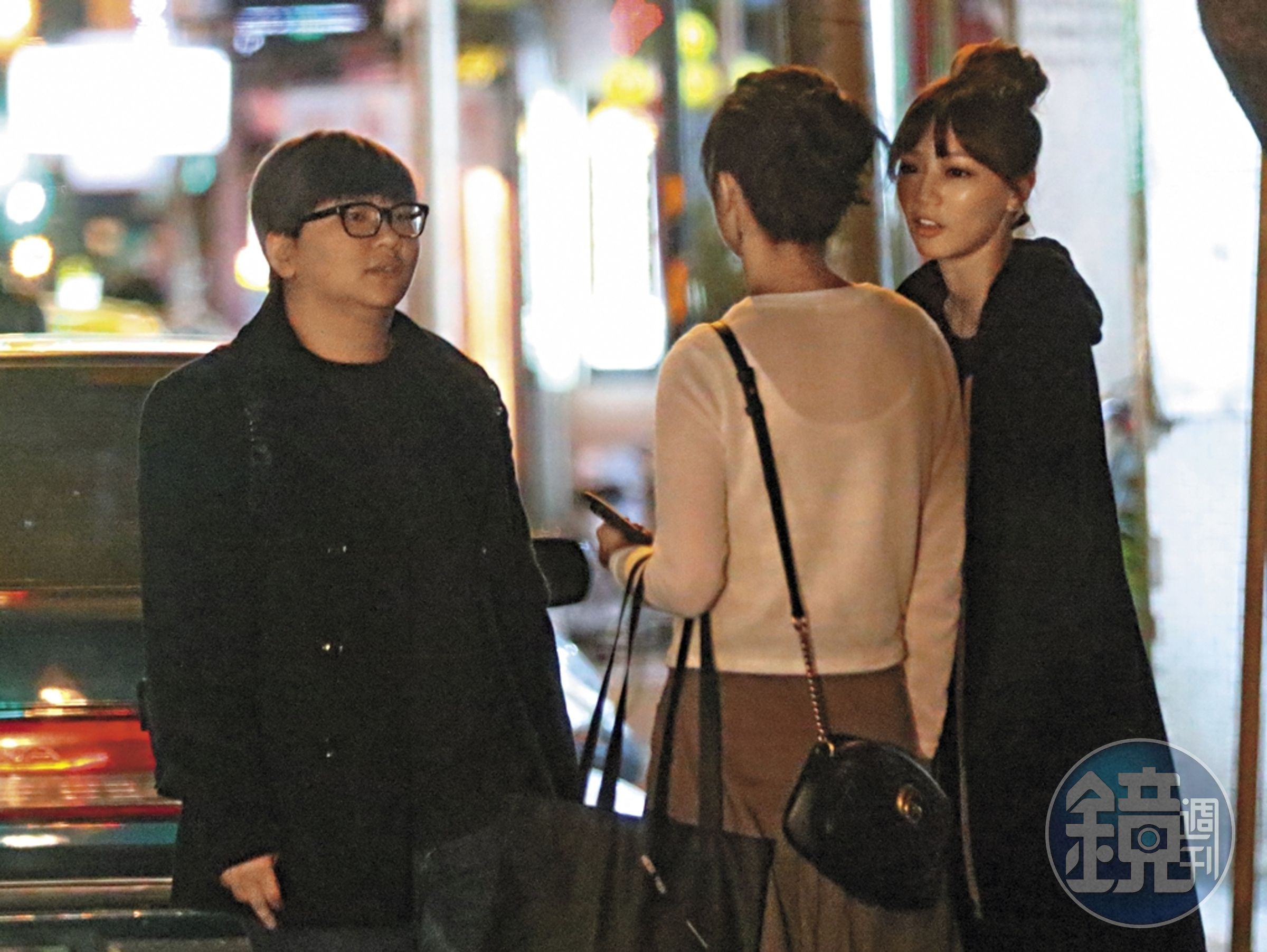 寶兒（右起）跟大元及經紀人結束工作之後，3女一起行動準備覓食。