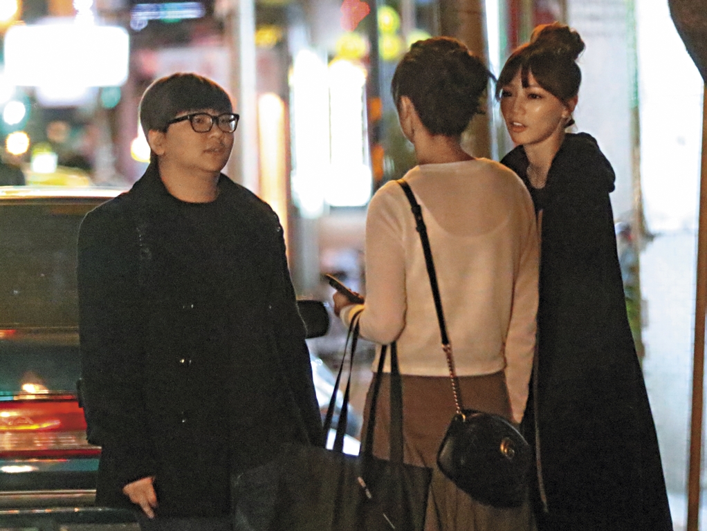 寶兒（右起）跟大元及經紀人結束工作之後，3女一起行動準備覓食。