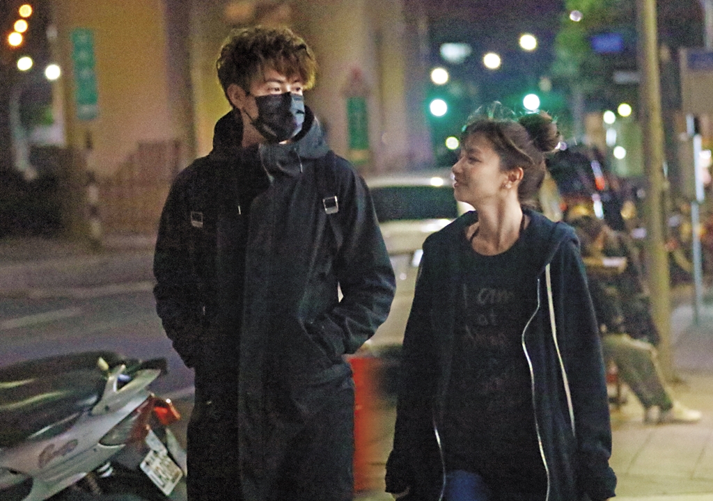 寶兒暫別與嘎嘎的八點檔鬧劇，瞬間有了新歡，而且是男團SpeXial的Teddy。兩人被本刊直擊深夜約會，而且一起回家。