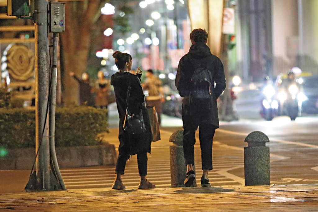 寶兒吃完了3個小時的居酒屋後，又特別跟 Teddy 晚餐，一吃又是2個小時。