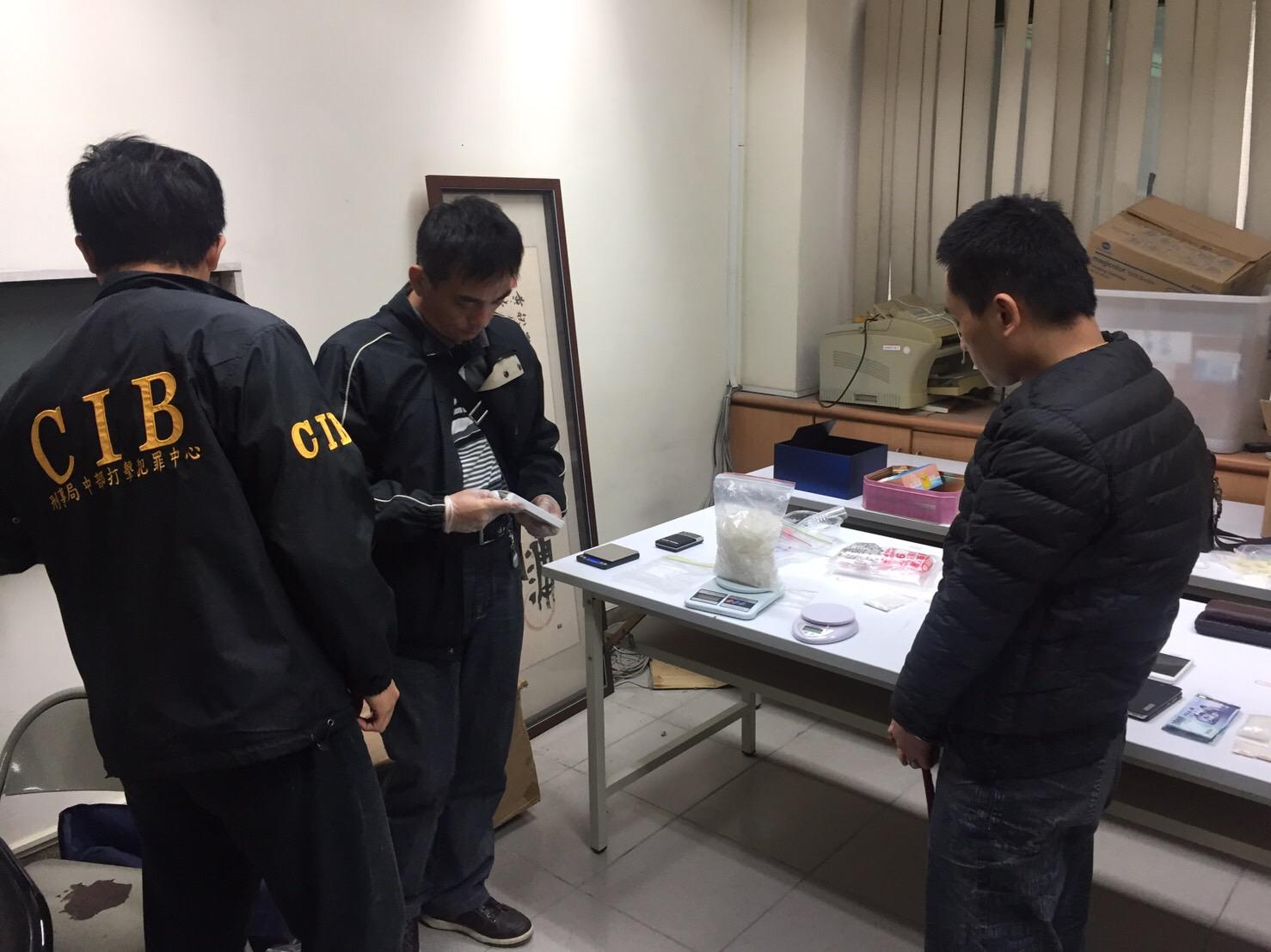 警方查獲丁嫌剛進貨的1公斤多安非他命以及K他命、一粒眠等毒品