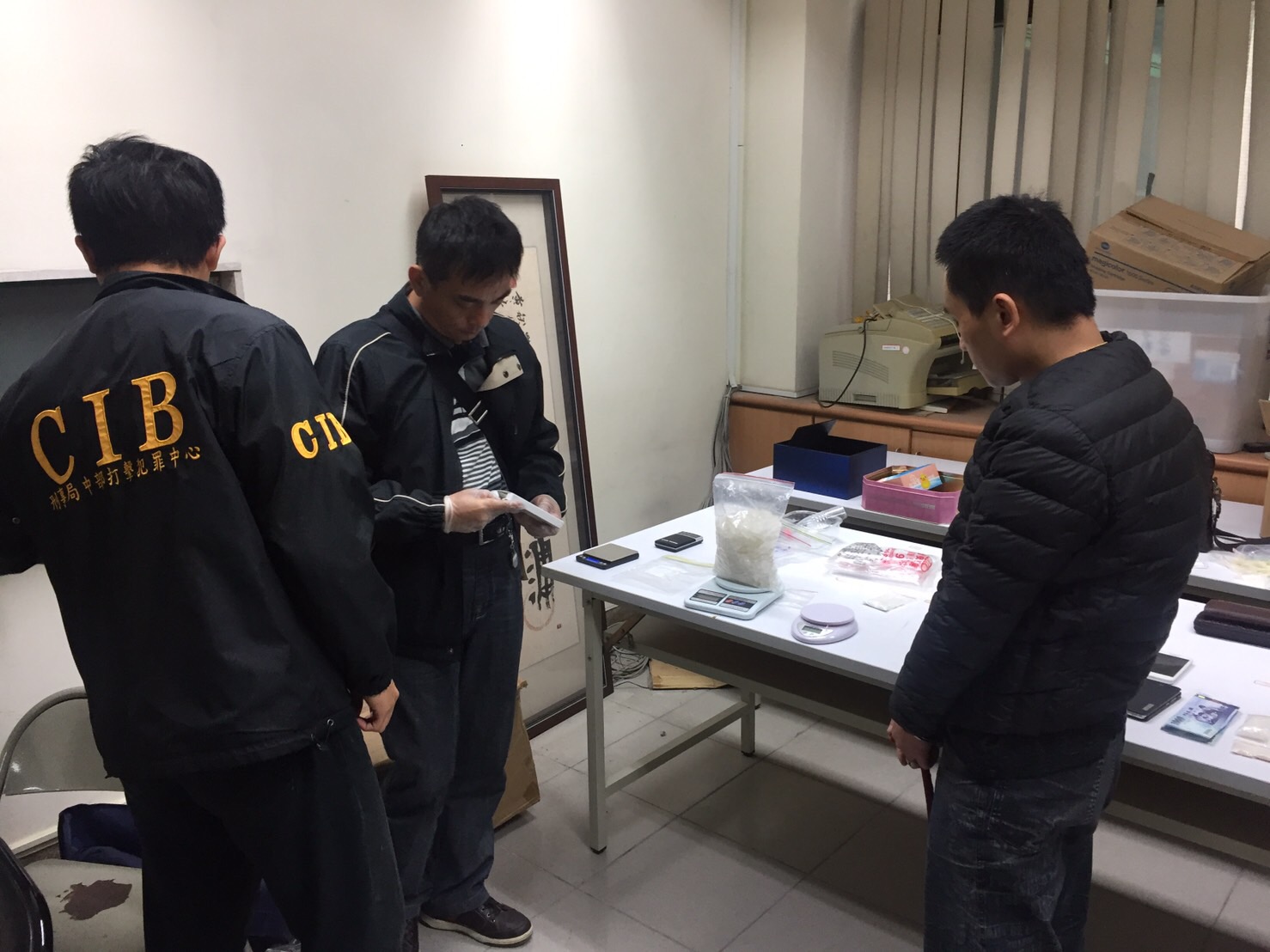 警方查獲丁嫌剛進貨的1公斤多安非他命以及K他命、一粒眠等毒品