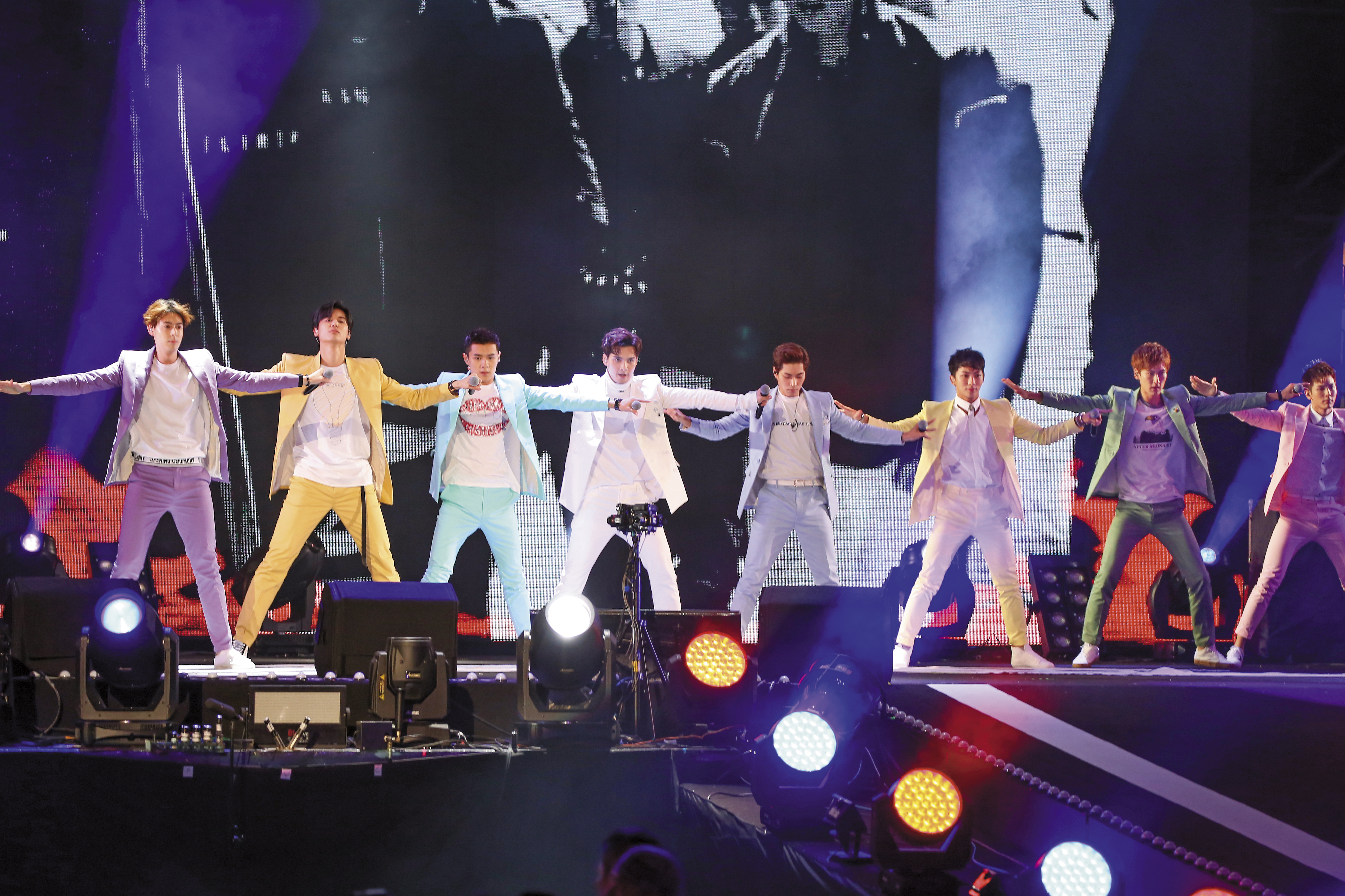 SpeXial是人氣男團，Teddy在其中的表現不上不下，沒什麼特別人氣，但也沒出過啥包。