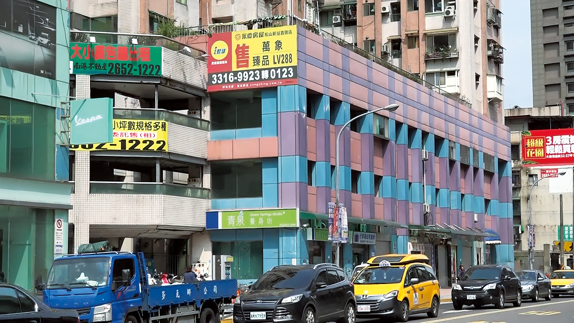 台北市八德路上這幢大樓,地下室是廢棄的商場,凶嫌就住在樓上。