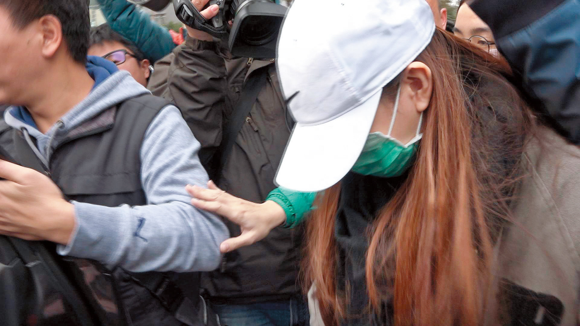 梁女被捕後，矢口否認自己有參與犯行，但男友卻咬定她是主謀。