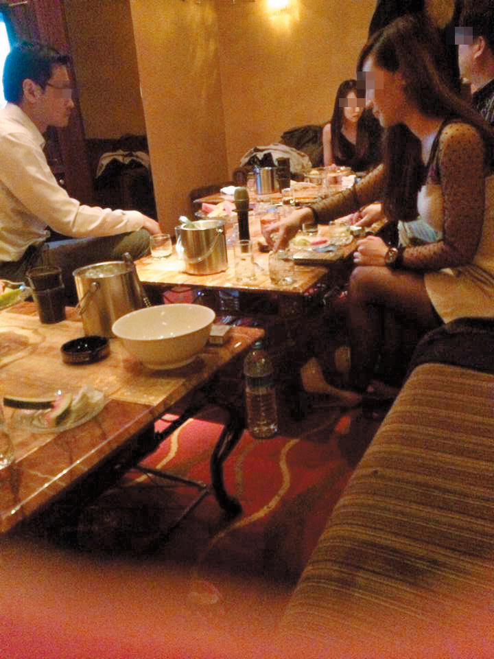 網友貼出梁女在酒店內陪酒的照片,痛批她沉淪害人。(翻攝自臉書)