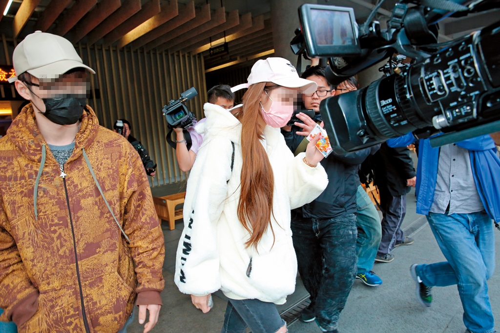 陳女的孿生姊姊及前男友，去第二殯儀館相認陳女遺體，悲痛欲絕。