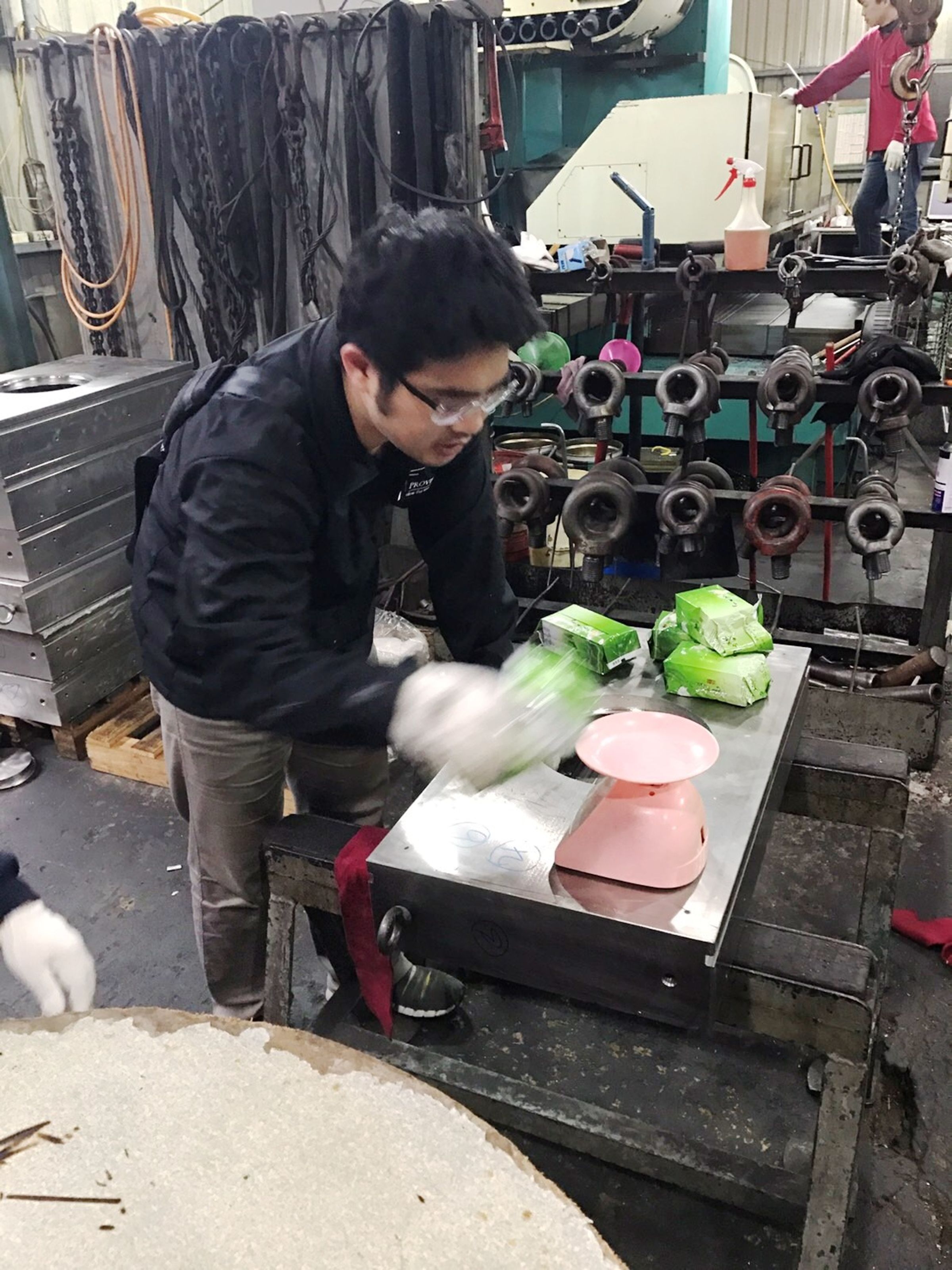 警方將鋼製模具切割，搜出茶葉包裝的安非他命近百公斤。