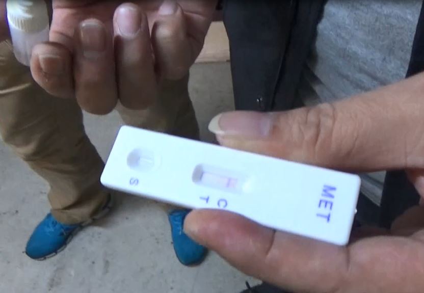 警方檢驗鋼製模具內部，呈現毒品陽性反應。