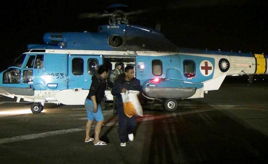 海象惡劣導致救援船艦無法靠近，改由直升機以吊掛方式援救。