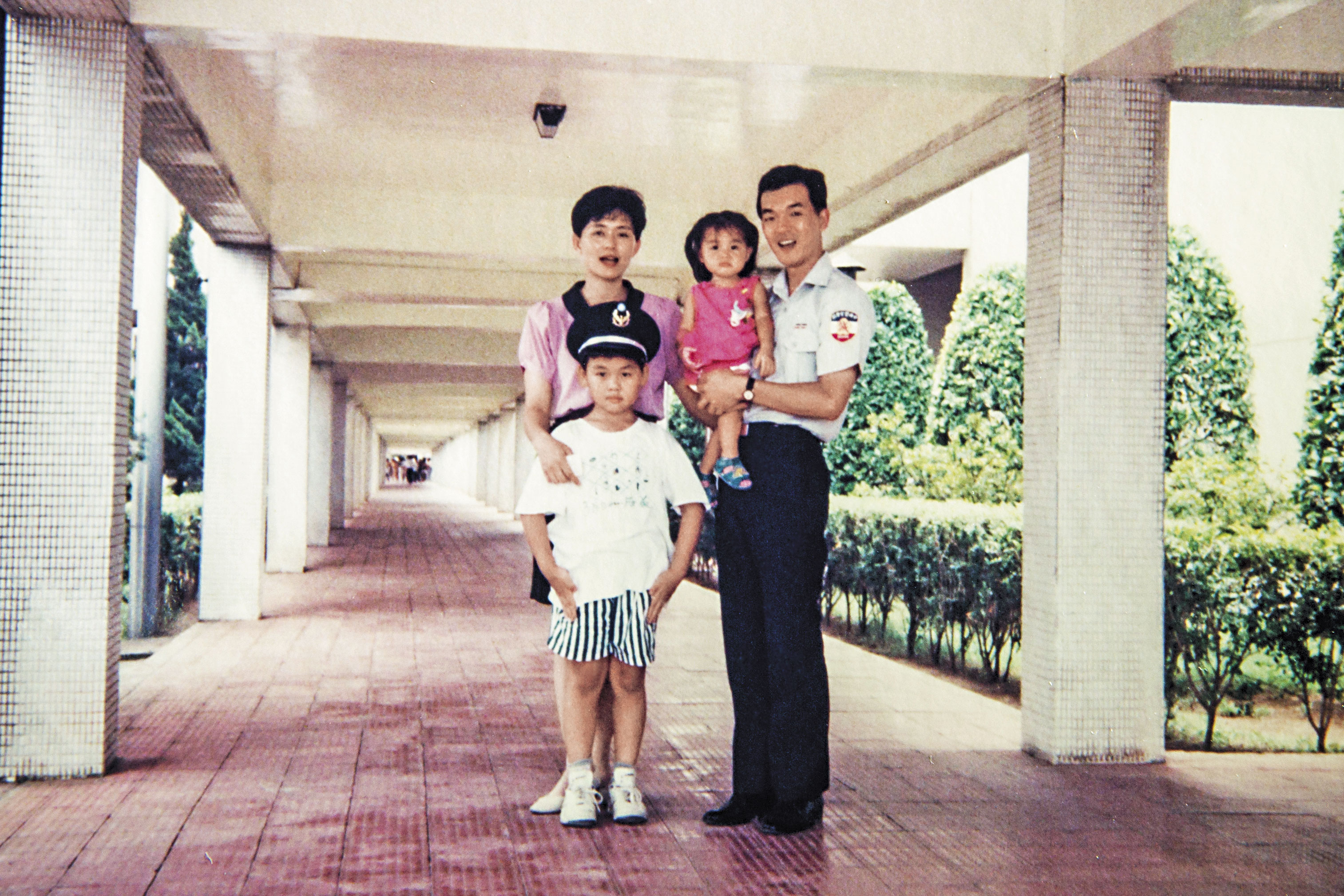 1995年父母在警大（時為中央警官學校）進修，賴東澤（前左1）和妹妹出席畢業典禮。（賴東澤提供）
