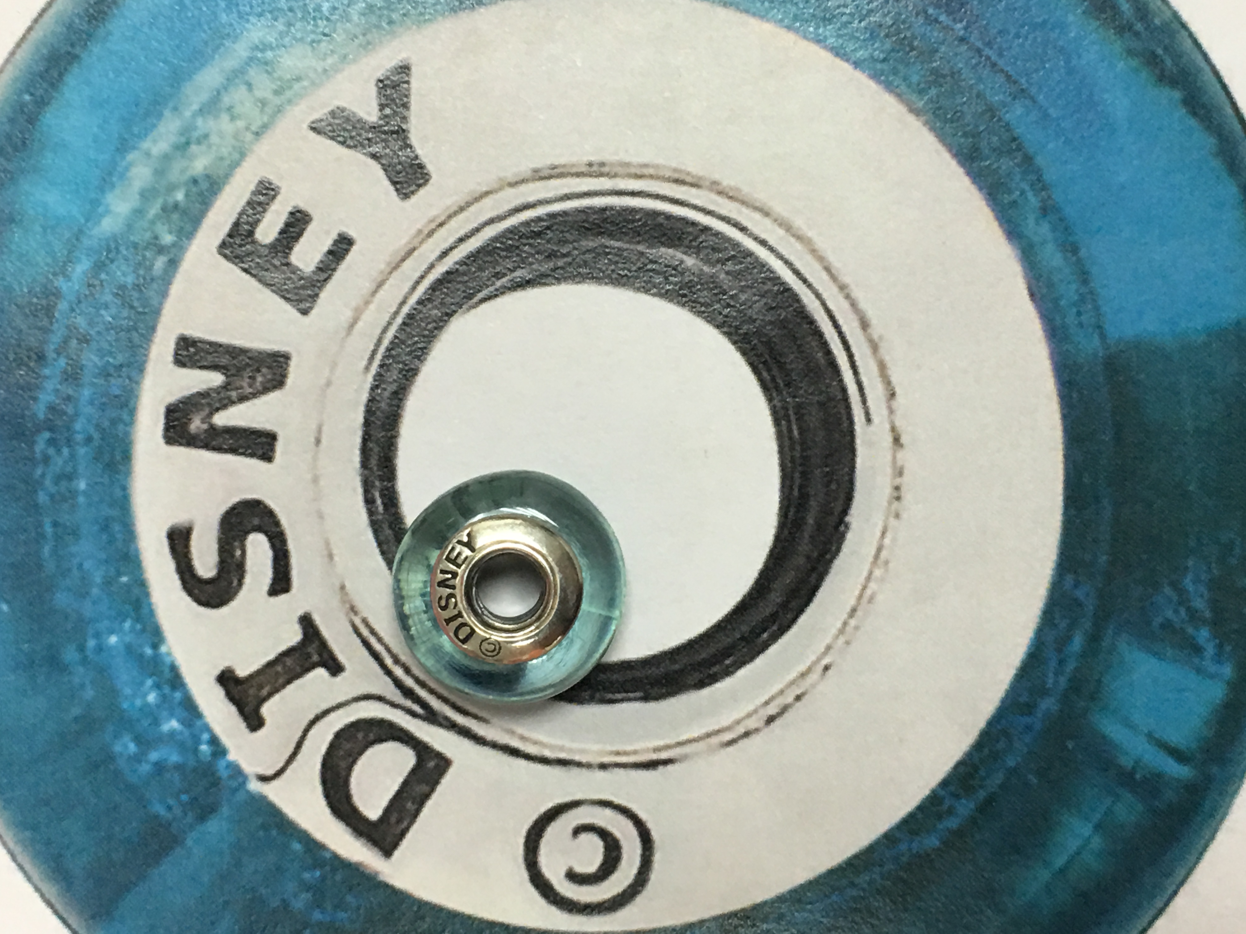 這些高仿品維妙維肖，警方表示像D字旁的斜線，假的就沒有品質略有不同。