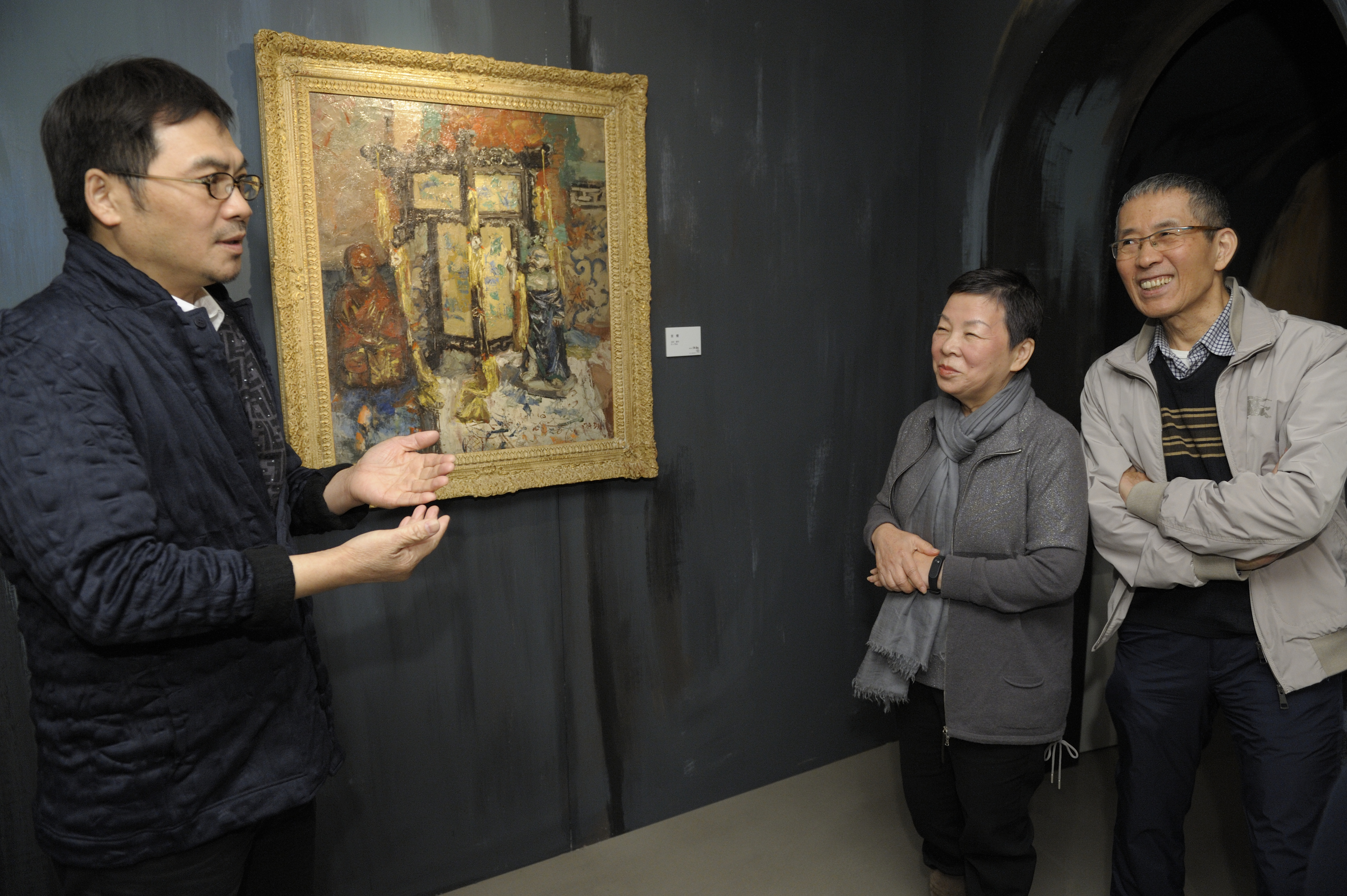 卡門畫廊負責人林辰陽（左）是帶領山頂鳥創辦人李雲霓（中）與另一半方顯裕（右）走入藝術蒐藏的伯樂兼知音。