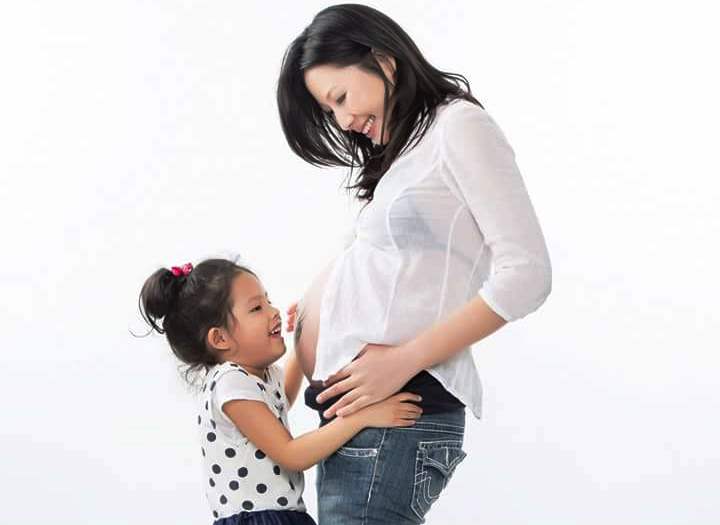 丁寧喜迎第三胎，女兒Audrey也開心質問：「妳肚子裡面真的有一個baby嗎？」