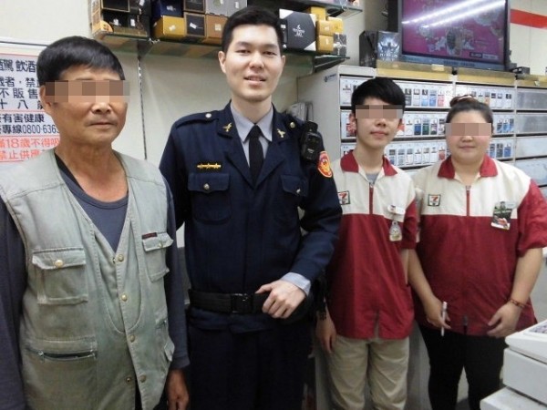 機警店員察覺老翁被騙,通報警方阻攔,讓詐騙集團無法得逞。