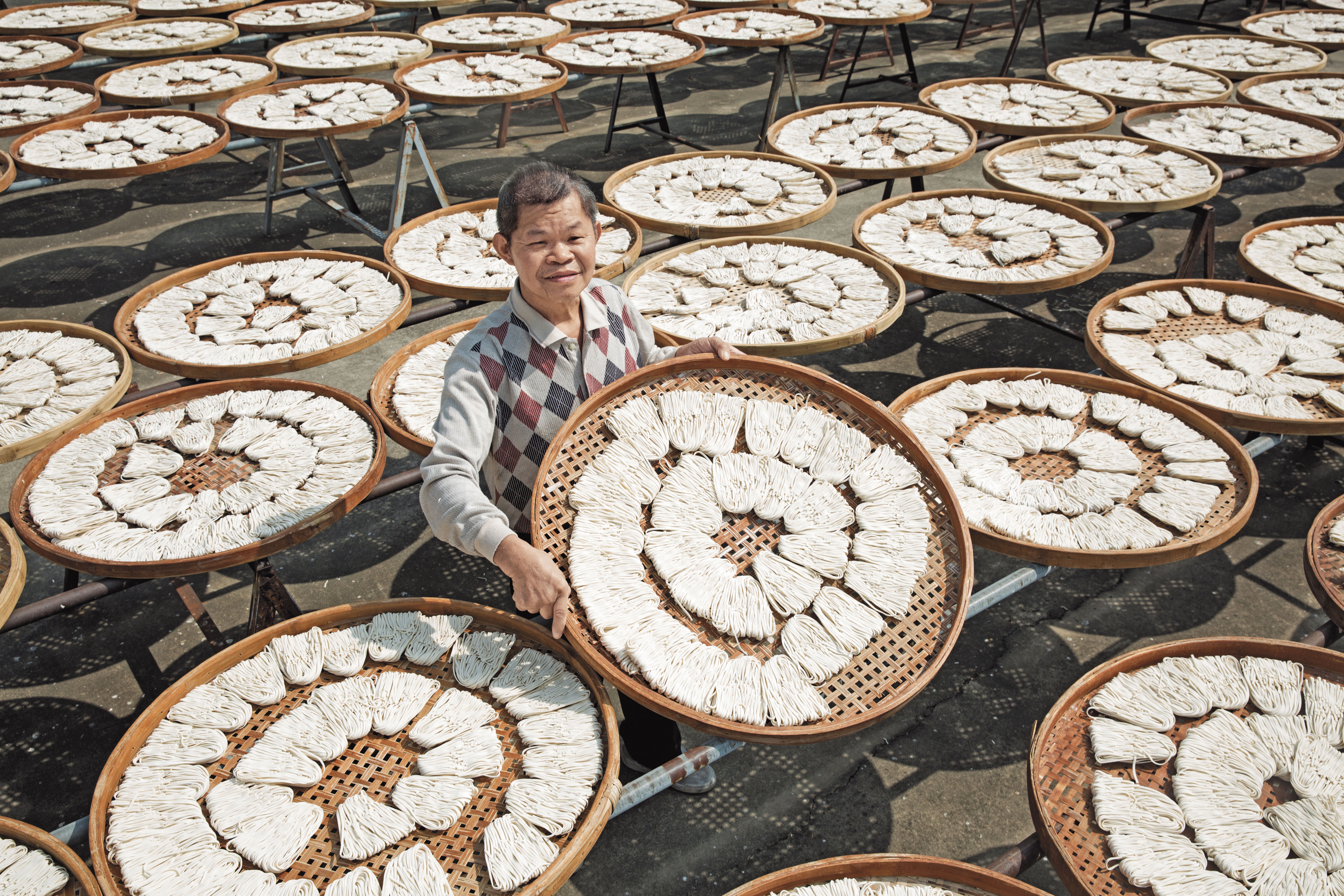 協進關廟麵第二代李玉珍因為視力不佳，13歲那年放棄學業，跟著父親李金生一起製麵。