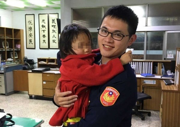警員同情祖孫遭遇，變身「超級保母」抱起哭泣的女童拍背哄她開心。