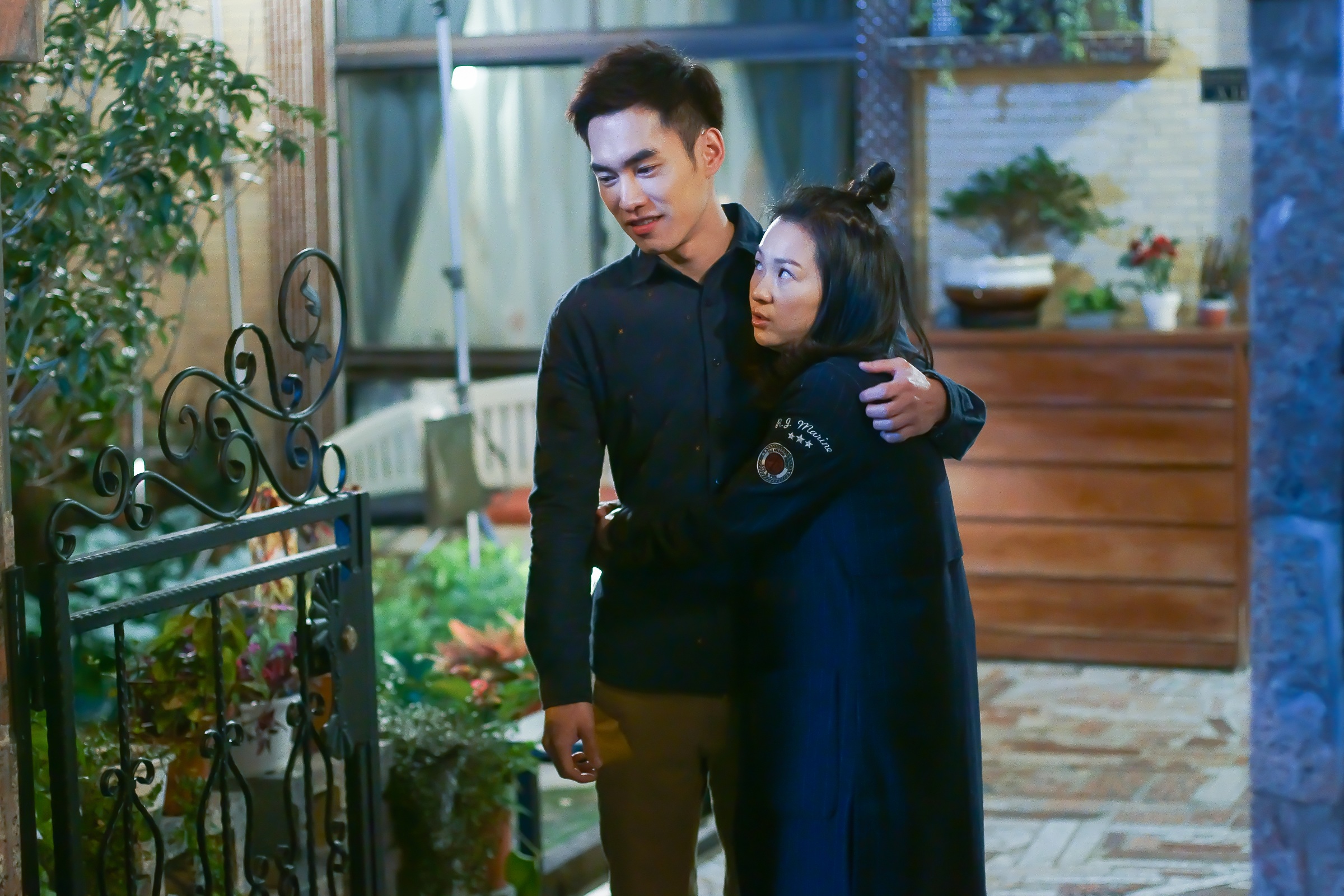 張書豪（左）、六月在《酸甜之味》飾演姊弟，私下經常打鬧，玩笑話也開得葷素不忌，尺度玩很大。（TVBS提供）