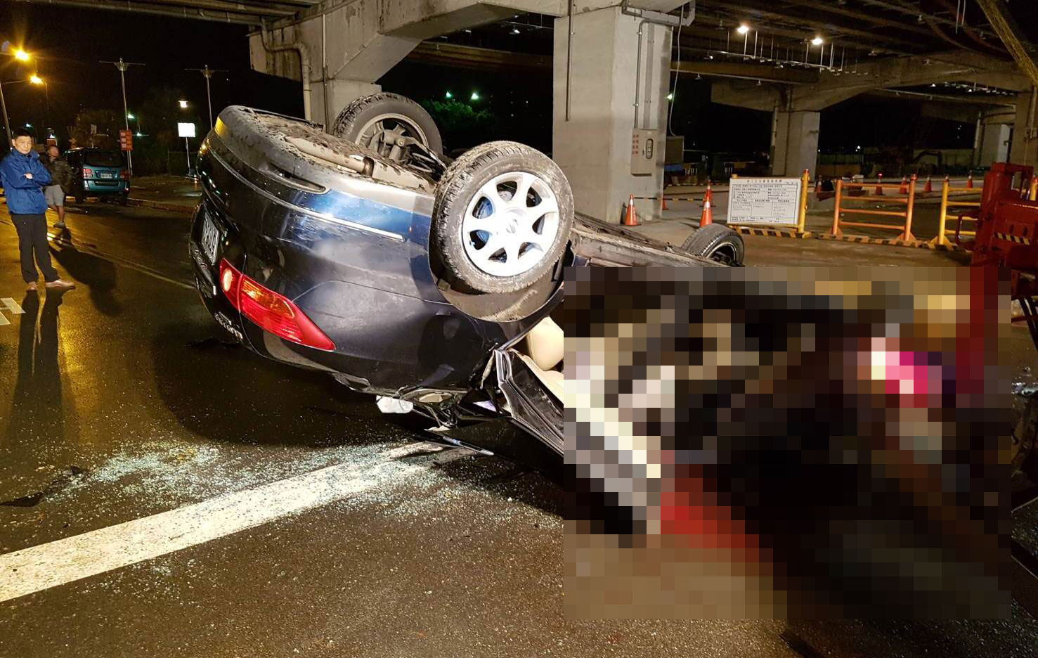 轎車翻落華中橋因撞擊力道過大，造成車體全毀，駕駛也因此喪命。