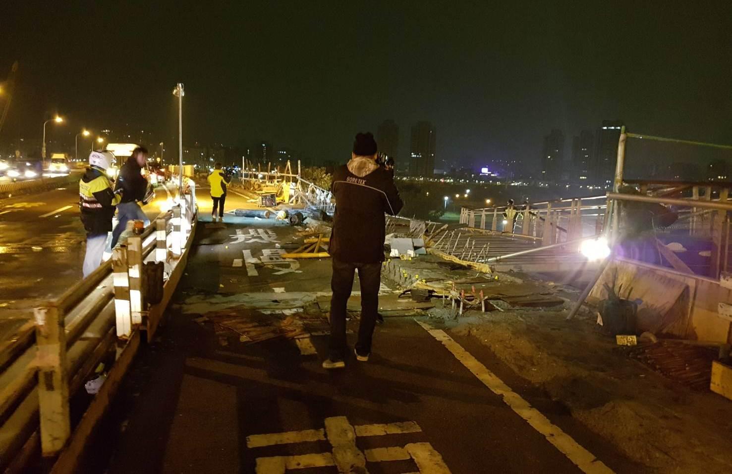 華中橋外側因為施工緣故，將橋墩護欄拆掉，防護措施不足導致轎車直接翻落橋下。