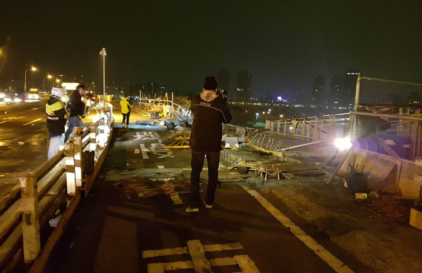 華中橋外側因為施工緣故，將橋墩護欄拆掉，防護措施不足導致轎車直接翻落橋下。