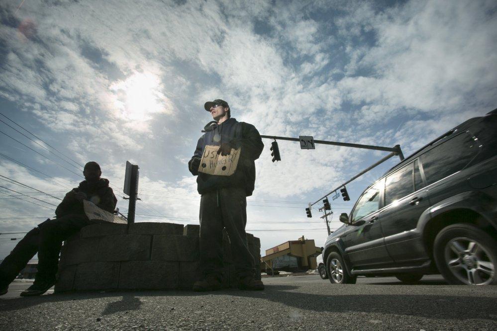 22歲的塔迪夫(Bryan Tardiff)在美國緬因州的大街上行乞。(翻攝Portland Press Herald)