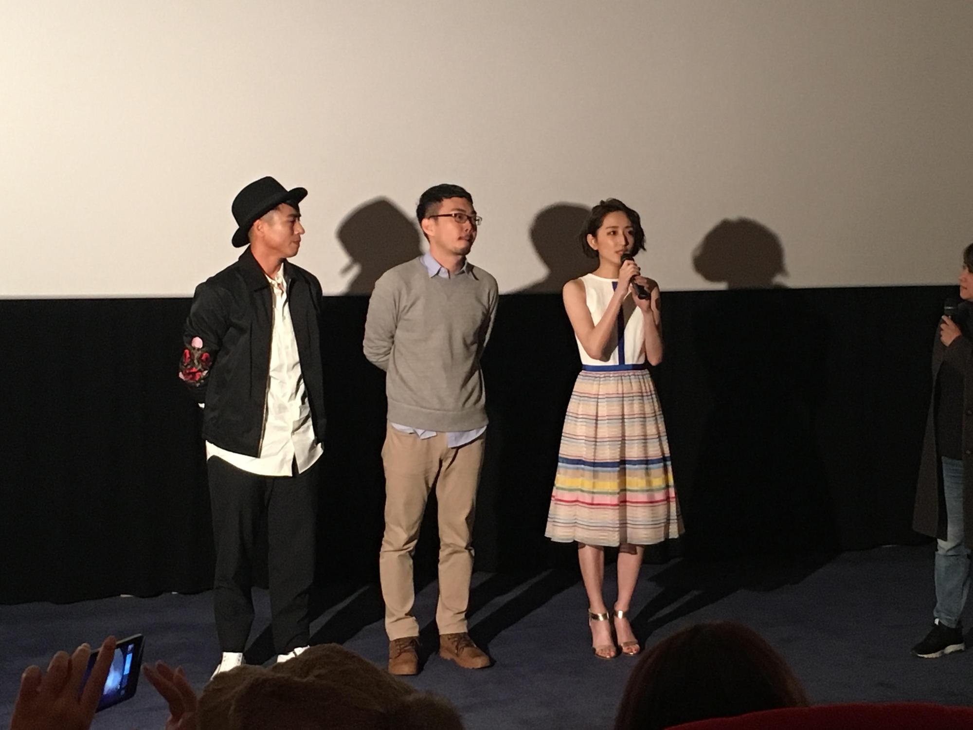 柯佳嬿（右起）、導演程偉豪和演員莊凱勛在電影《目擊者》試映後跟觀眾打招呼。