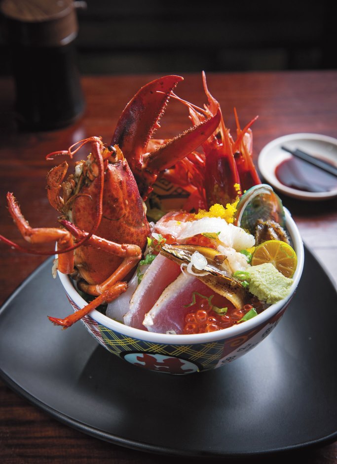 招牌波龍丼料多豐富，海鮮滿到溢出碗外。（690元／份）