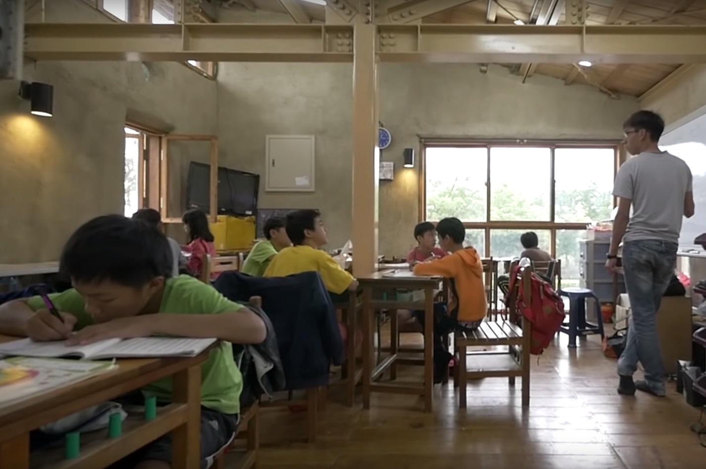 孩子的書屋扛起了家長的角色,除了給予陪伴外,更還有各式教學。 (照片出處:Home Run Taiwan粉絲團)
