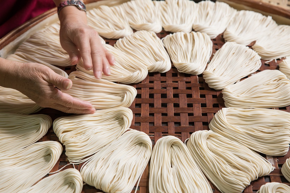 日曬關廟麵比烘乾來得香又Q，但曝曬過程需要經驗拿捏。