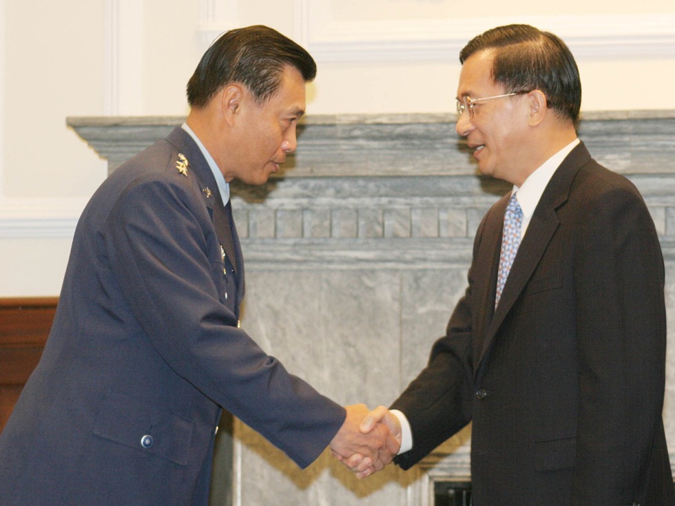 金正男遇刺後，傳出其子金韓松一度來台避難，對此，國安局長彭勝竹（左）表示不知情。