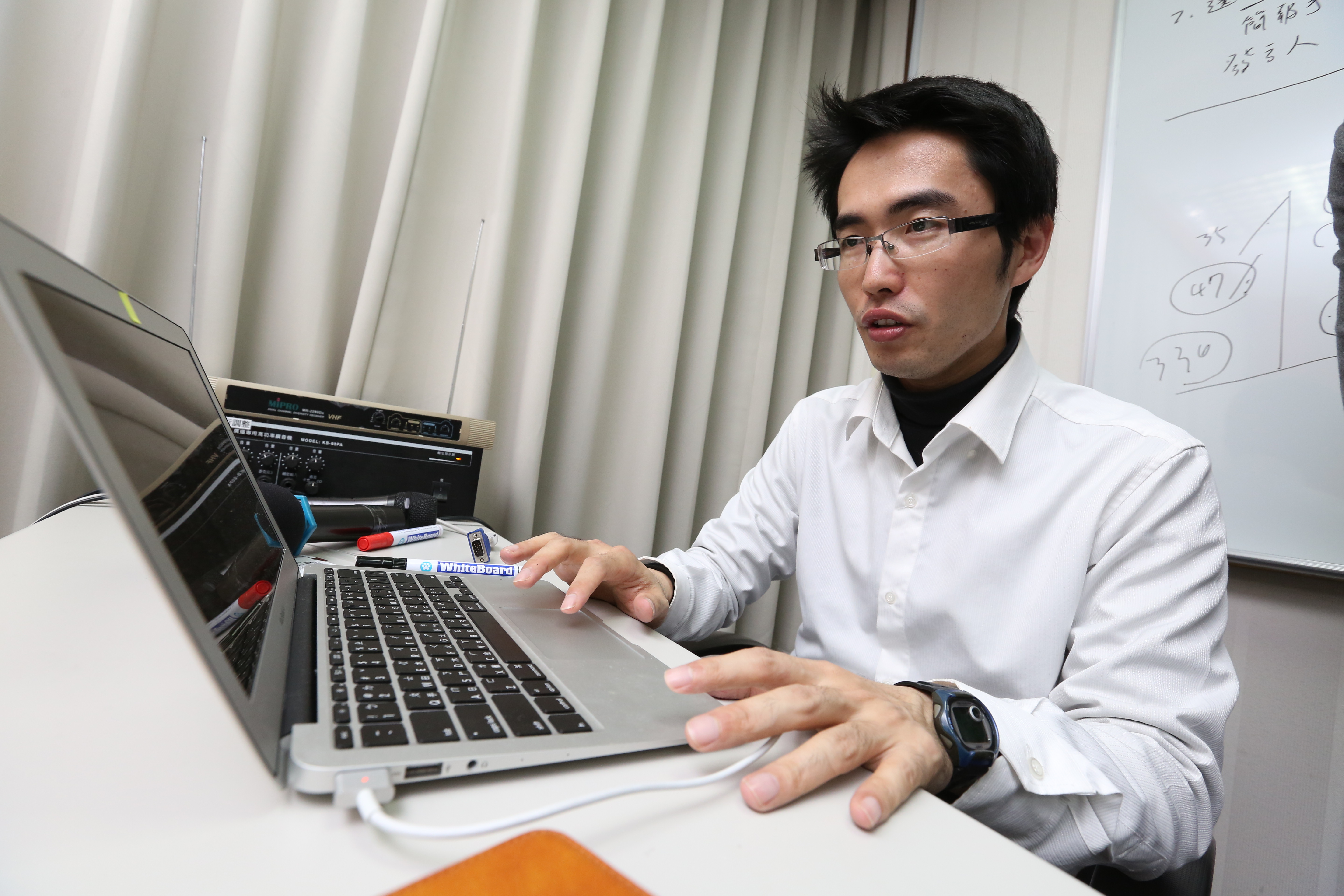 雷浩斯剛踏進股市時，把資金分成二筆，一筆作短進短出的高槓桿商品，另一筆採不盯盤的價值投資法。