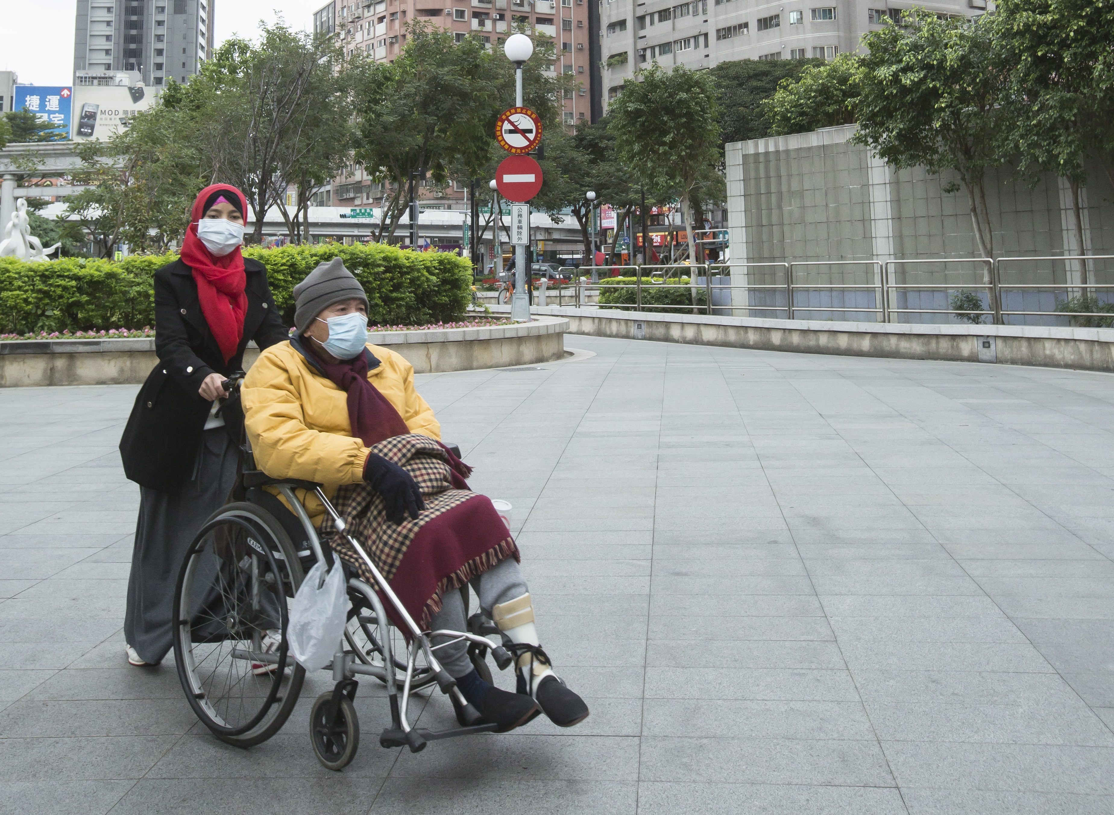 我國老化指數首度破百達到100.18,顯示人口老化程度又創新高。