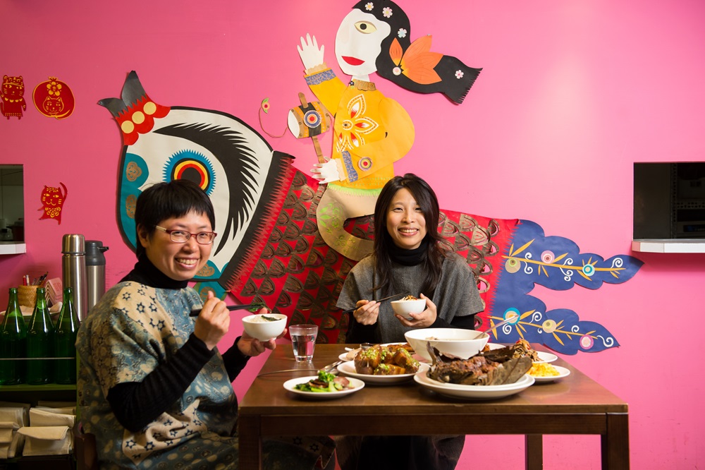 蘇紋雯（右）和陶桂槐（左）攜手創辦的魚麗共同廚房，讓人嘗到女人們相互照顧的溫暖滋味。