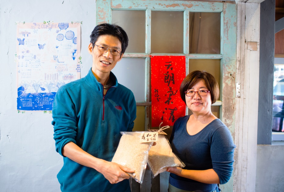 鄉間生活，天朗氣清，賴青松（左）和朱美虹（右）返鄉務農，吃自己種植的米，順應節氣地生活，也是送給孩子的生命禮物。