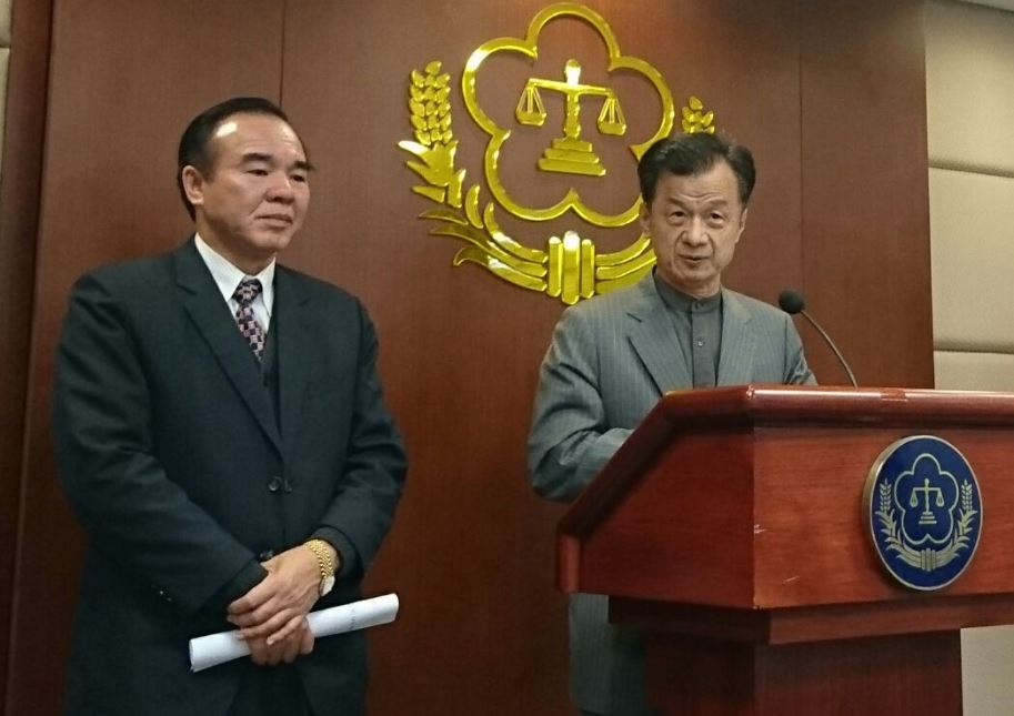 法務部長邱太三今天召開「從心做起，翻轉人生」記者會，將全面進行獄政改革，提升受刑人人權。 圖左為矯正署長黃俊棠。