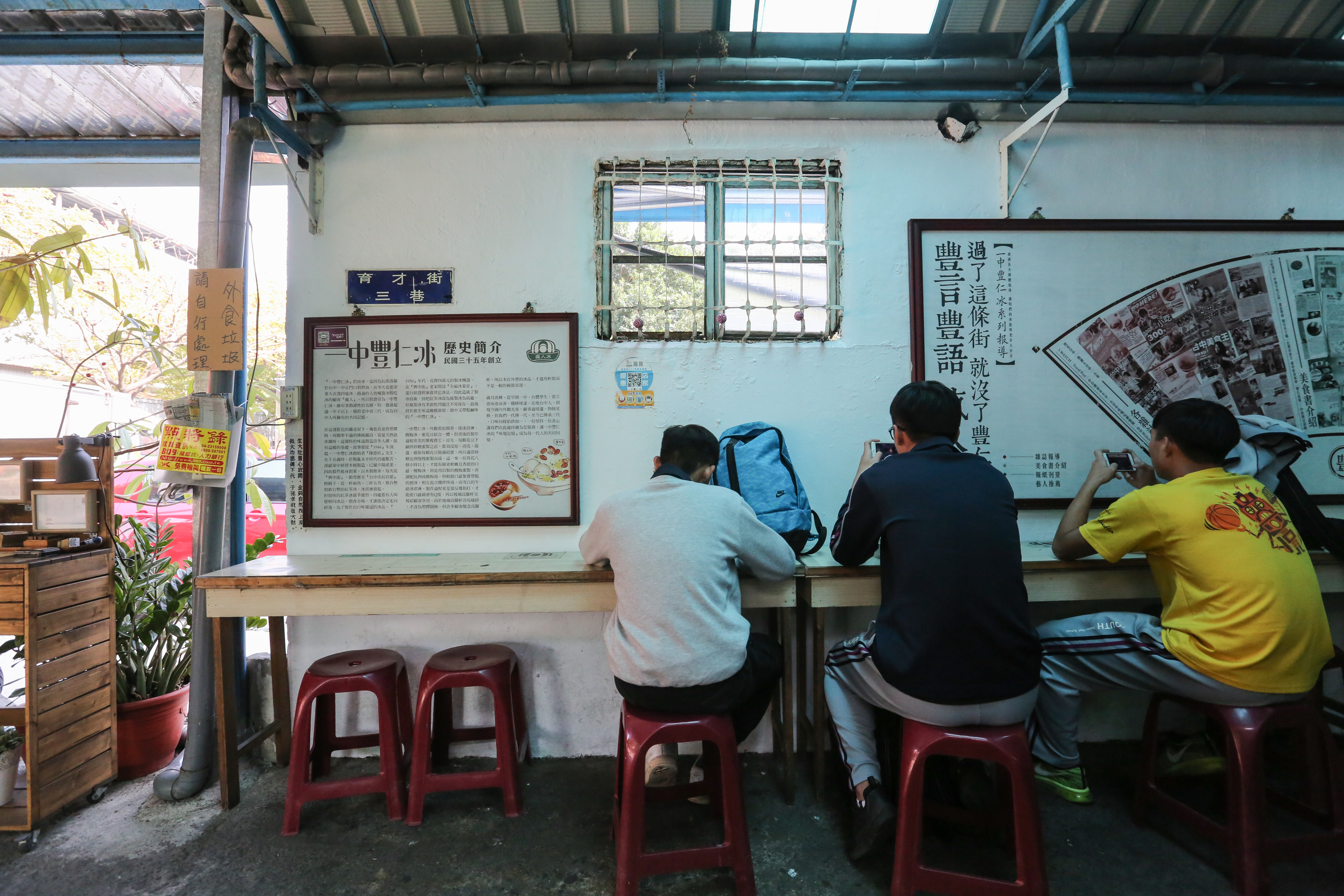陳倧偉接班後，重新設計店面和招牌，替老店注入年輕活力。