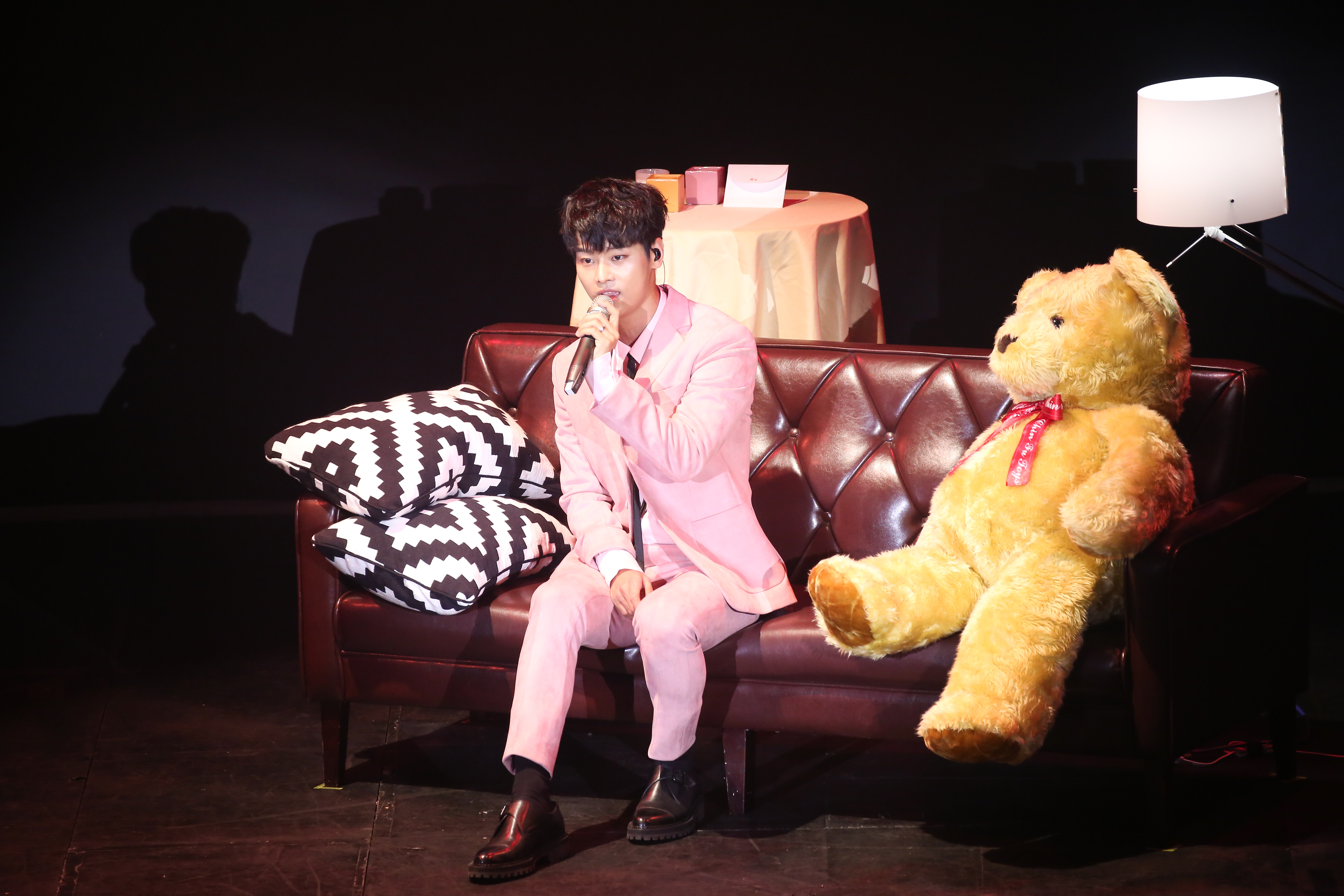 VIXX隊長N首次在台灣舉行見面會，吸引700名粉絲支持。