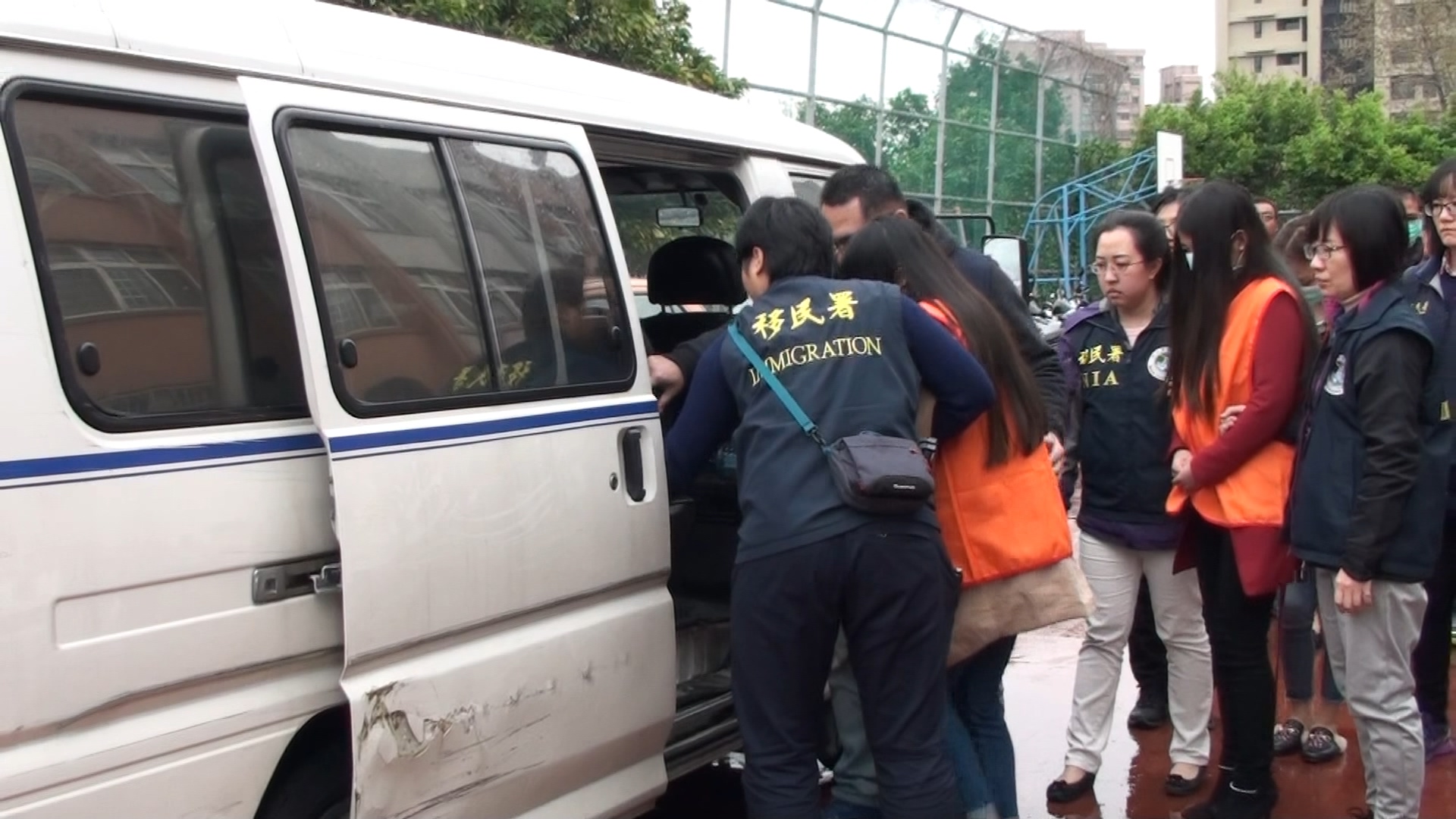 移民署逮捕以陳姓主嫌阿松為首的「麗渥」賣淫集團。