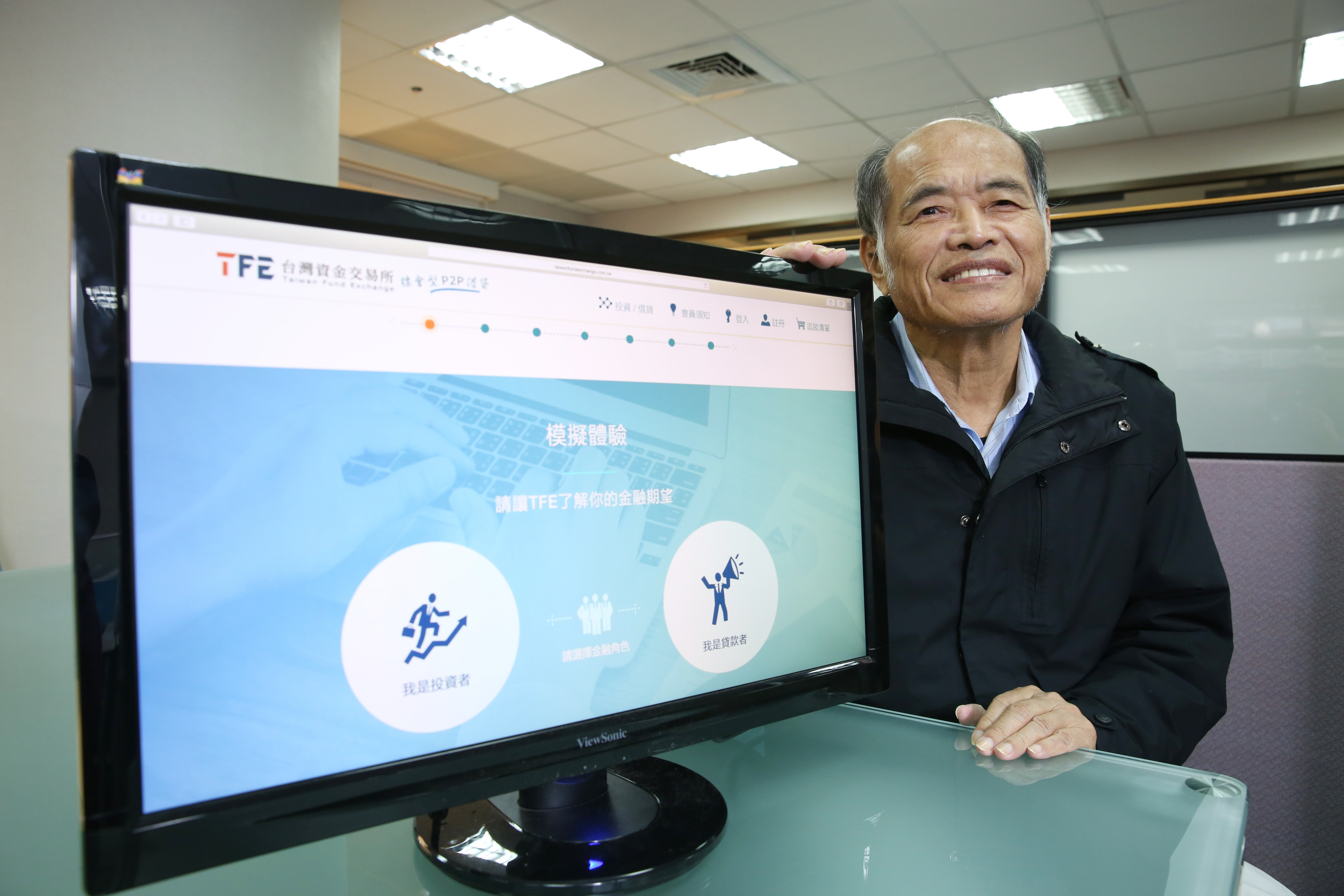 台灣資金交易所董事長簡永松已經70歲，但他比年輕人更懂網路世界，擁有多項金融專利，可說是金融科技專利王。