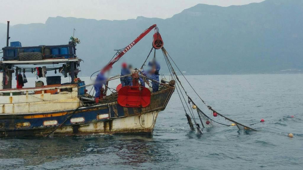 違法在距岸3浬內拖網捕魚，將開罰新台幣3到15萬元。
