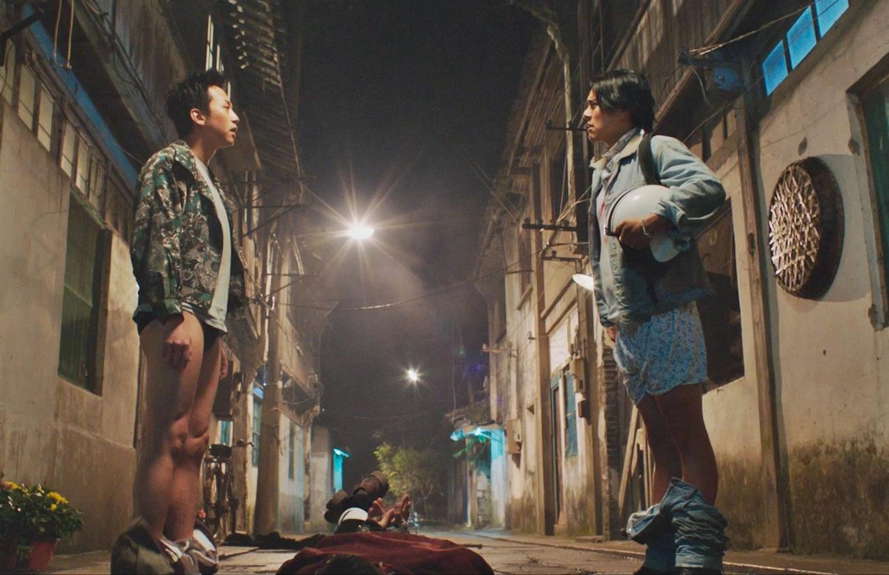 彭于晏與鄧超為了混混竟搞到「脫褲」,彭于晏的庫仔更要靠鋼絲協助才掉得下來。