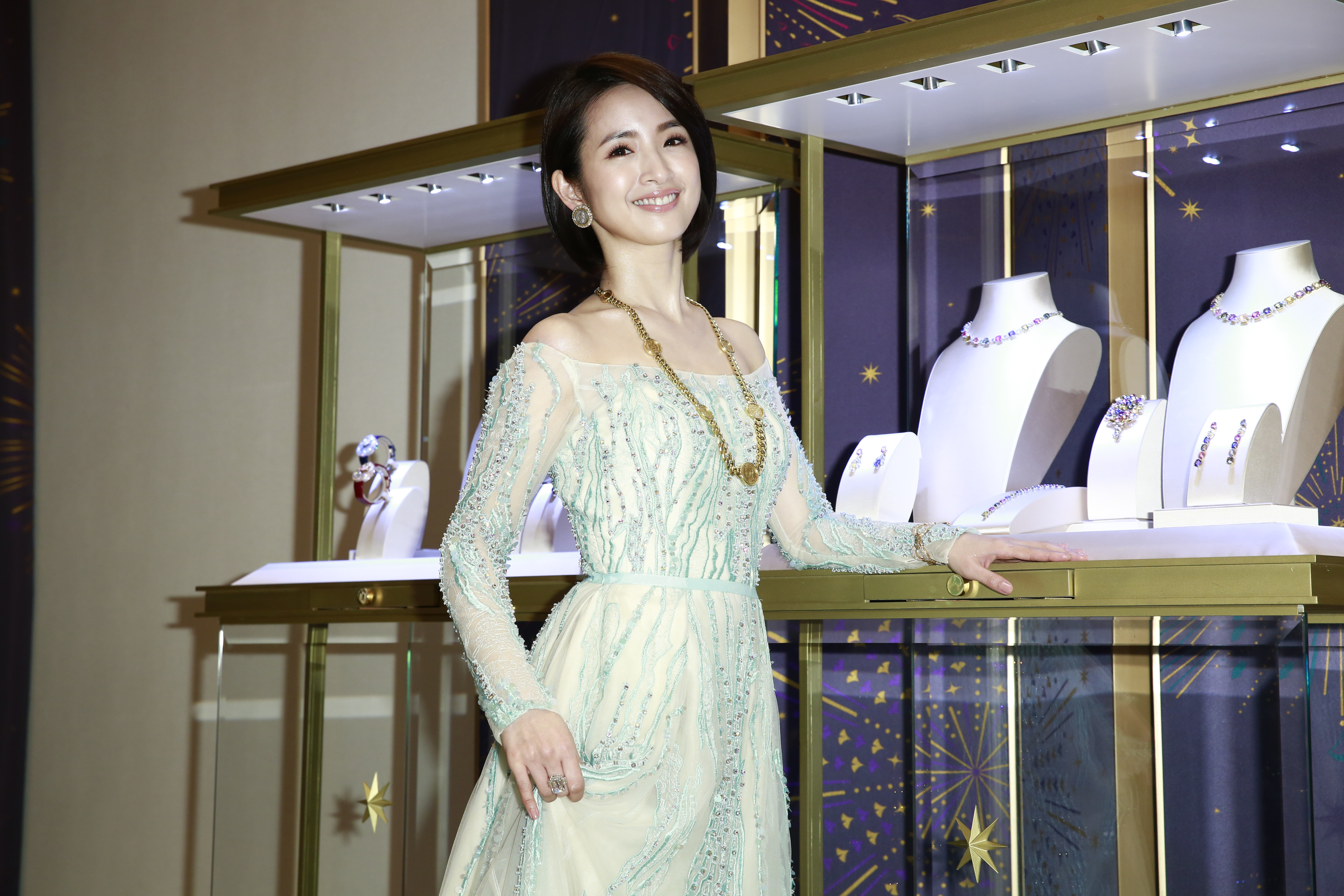林依晨頂著俐落短髮，配戴億元珠寶，出席寶格麗珠寶展開幕。