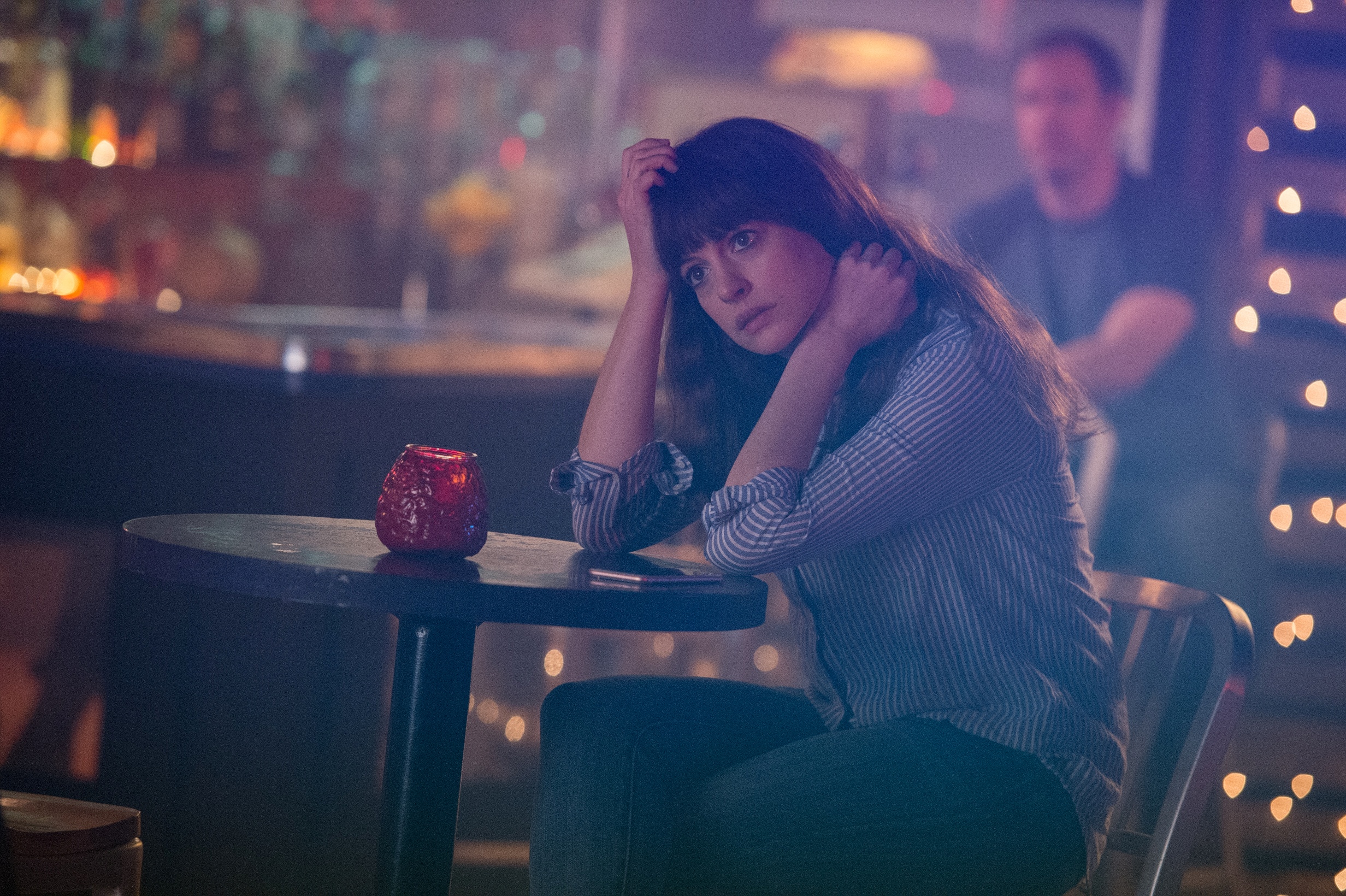 安海瑟薇跳脫光鮮亮麗形象，《柯羅索巨獸》扮演沒工作也沒愛情的魯蛇。