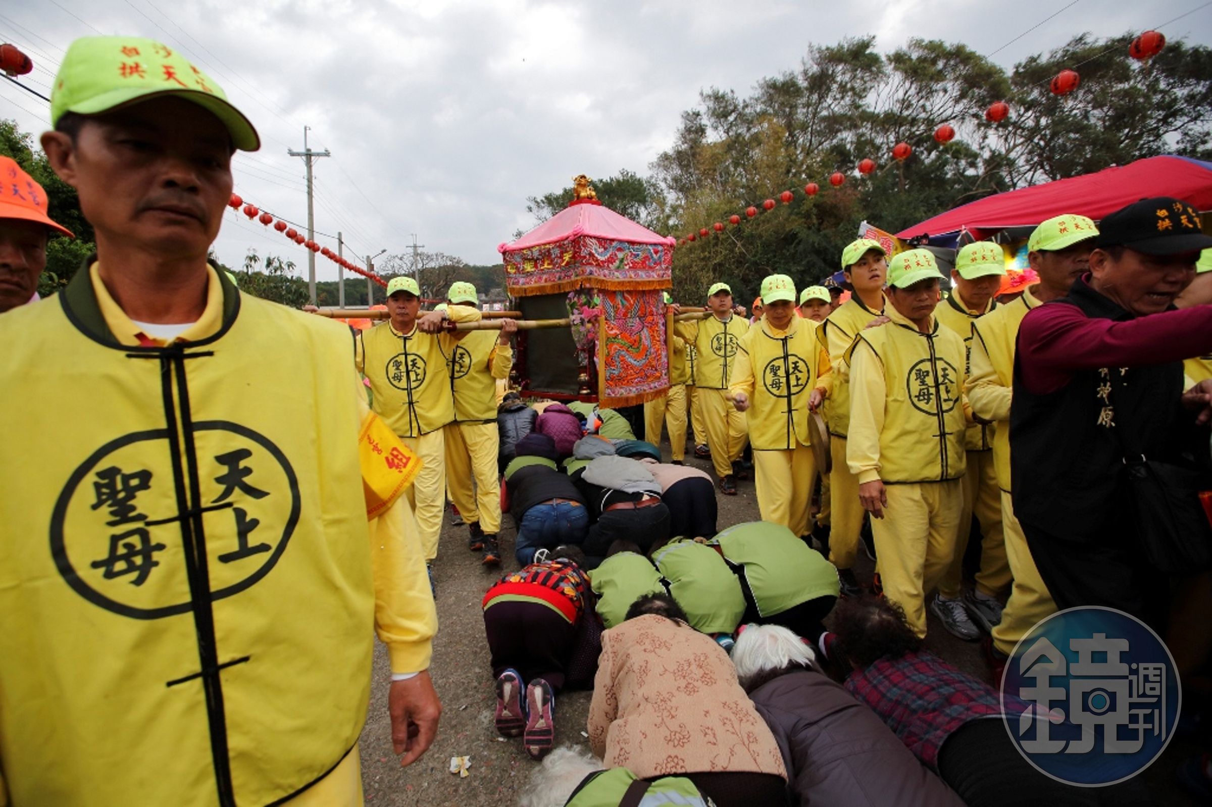 白沙屯媽祖進香活動最後一天，沿途都是跪地等候鑽轎的人潮。