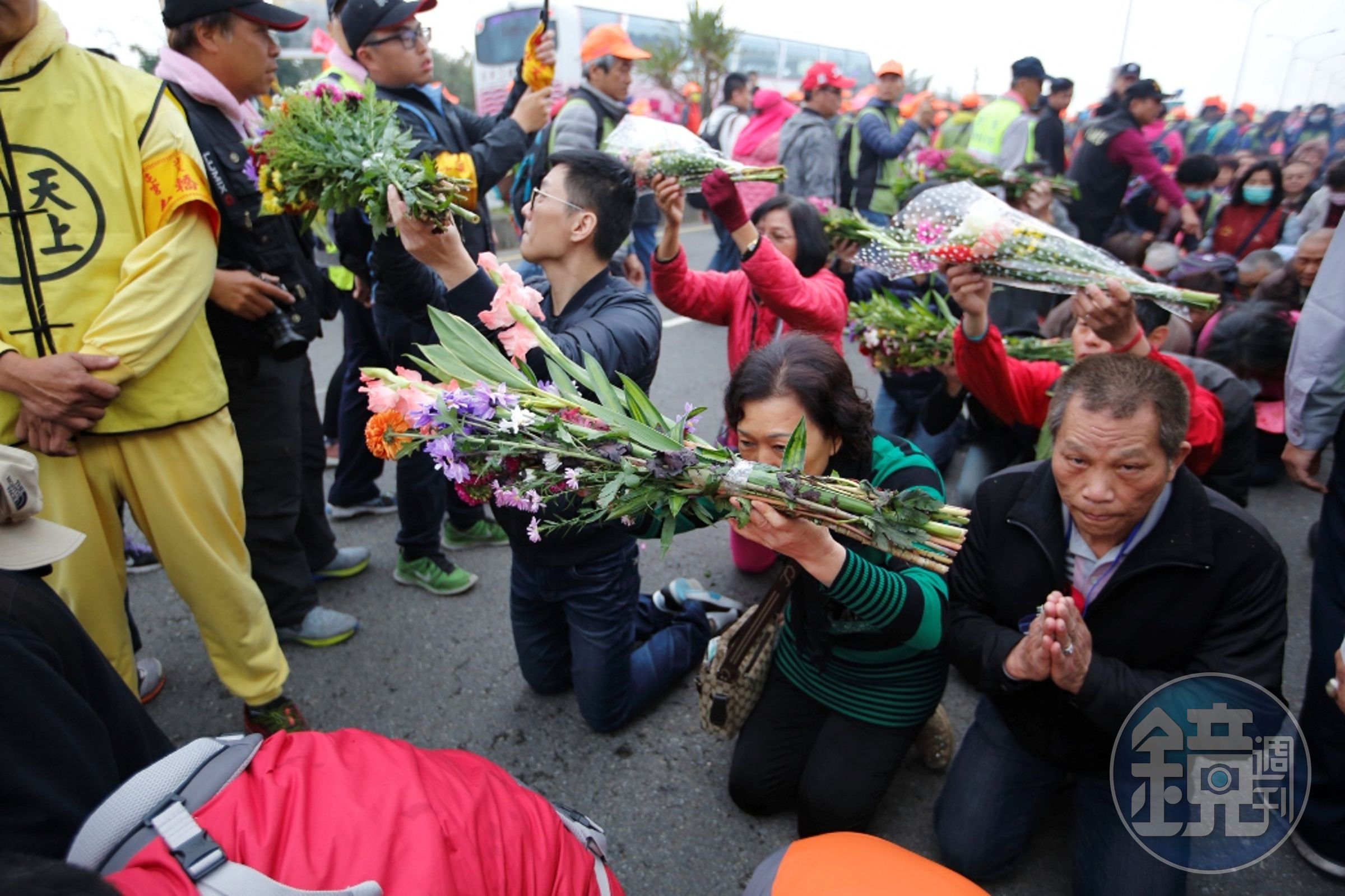 估計沿途聚集超過8萬人，跪地鑽轎人龍長達3公里。