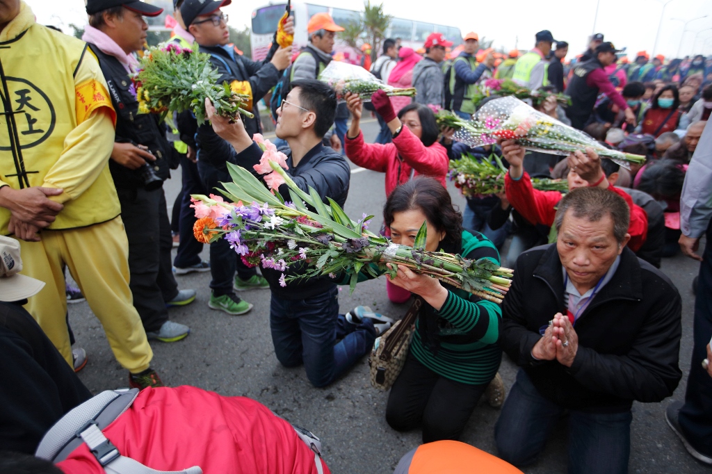 估計沿途聚集超過8萬人，跪地鑽轎人龍長達3公里。