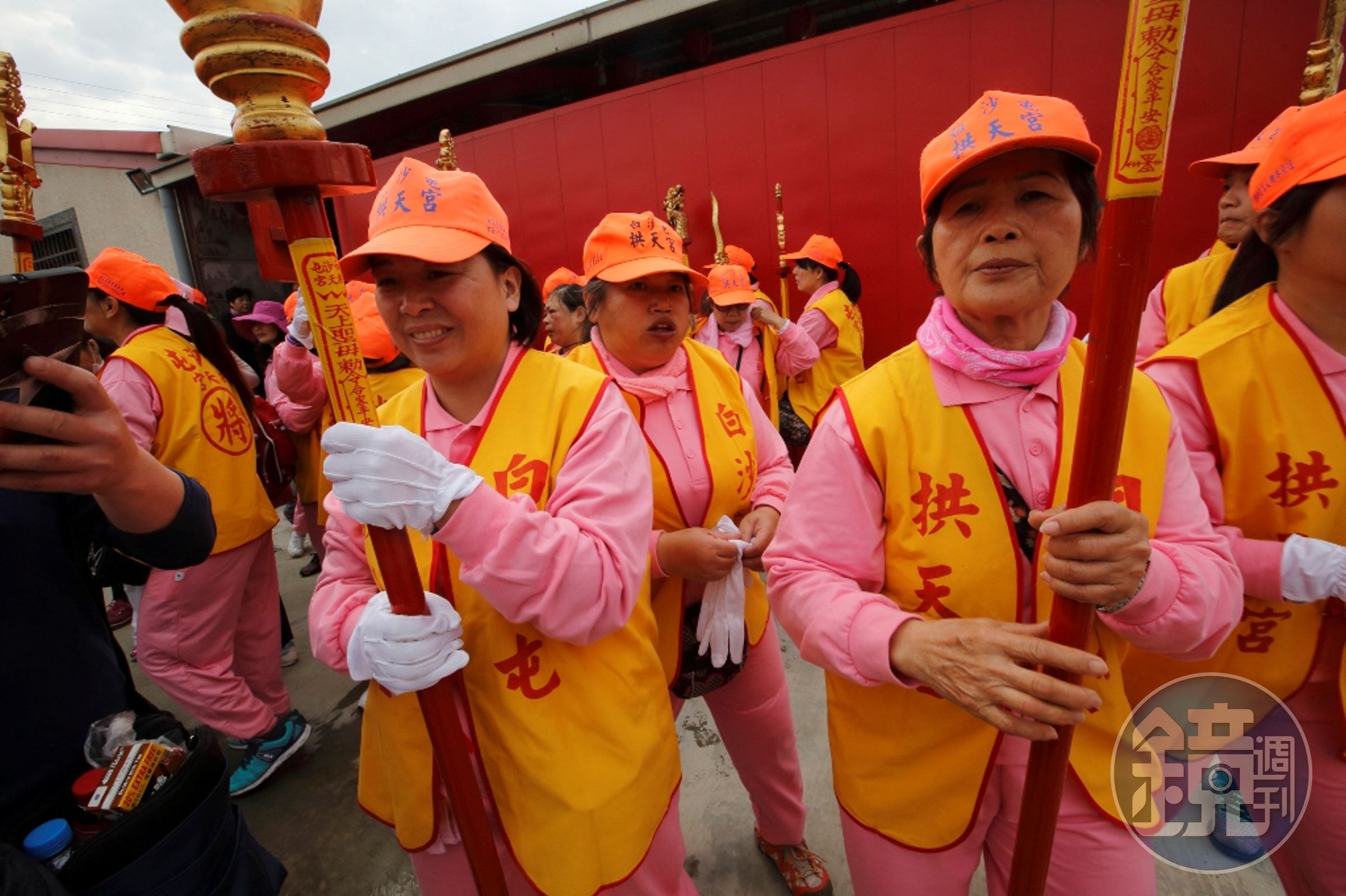 白沙屯媽祖三十六執事仗儀隊清一色由女性擔任，也不限一定要由男性抬轎。