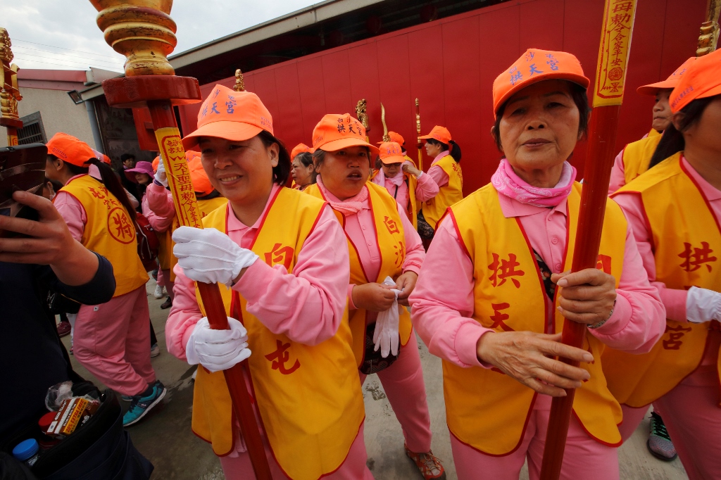 白沙屯媽祖三十六執事仗儀隊清一色由女性擔任，也不限一定要由男性抬轎。