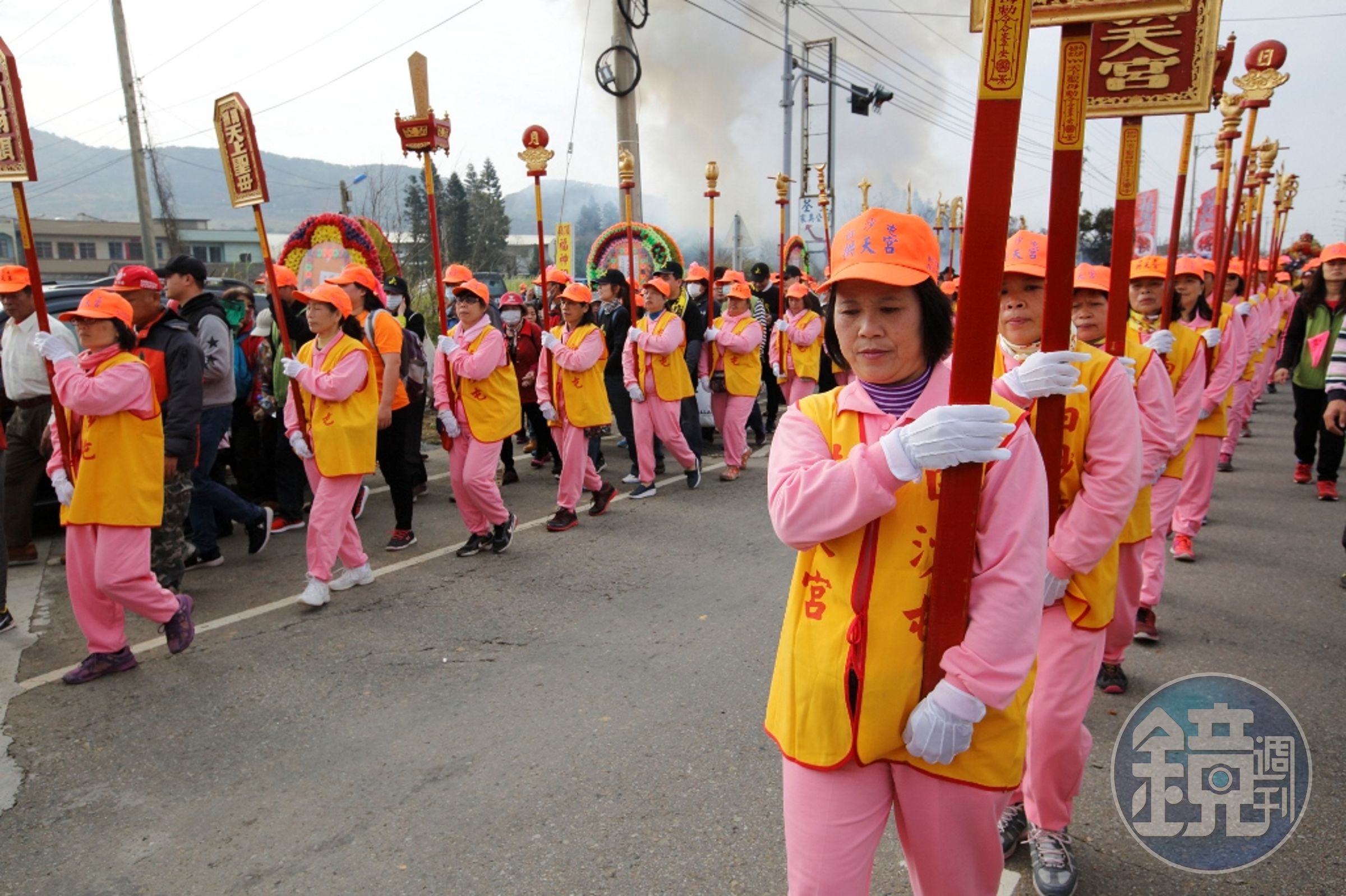 女性在白沙屯媽祖進香活動中扮演重要角色，和一般廟會給人印象不同。